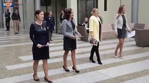In de tweede kamer breekt paniek uit nadat een persoon van de publieke tribune is gesprongen. Amazing Grace Flashmob In Tweede Kamer Gebouw Youtube