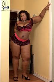 Fat black woman frees her saggy boobs and huge ass from matching lingerie  set - PornPics.com