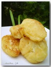 Rondho royal atau monyos adalah salah satu makanan ringan traditional khas jepara yang terbuat dari tepung beras yang di isi dengan tape dan di goreng. Resep Rondo Royal Hobimasak Info