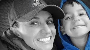 Como as brigas entre Charlize Theron e Tom Hardy no set de 'Mad Max:  Estrada da Fúria' deram em romance, casamento e até bebê