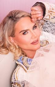 Erin Goss's Instagram, Twitter & Facebook