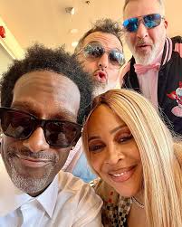 When you're trying to take a picture with your wife and then THESE idiots  😂 🤦🏾‍♂️. @realjoeyfatone @joemulvi @churchilldowns @kentuckyderby