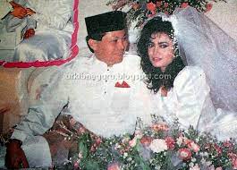 Pemimpin upacara itu berteriak dengan lantang. Gambar Terbaru Azreen Dan Tengku Kamaruzzaman Gambar Keren Hits