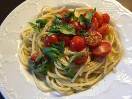 Knoblauchspaghetti Mit Frischen Tomaten Von Smello Chefkoch Knoblauch Spaghetti Frische Tomaten Rezepte Lebensmittel Essen