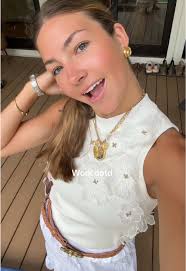 Off to work!!! #workootd #funbelt #whiteskirt #whiteoutfit