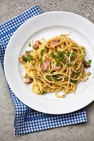 Pasta Carbonara Hyvaa 20 Minuutissa Pasta Carbonara Arkiruoka Pekoni Juusto Illallinen Helppoa Ruoanlaittoa Carbonara Pasta Carbonara Food