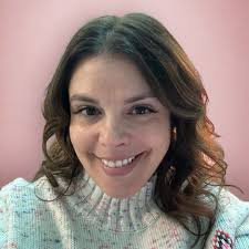 Hillary Harper's Instagram, Twitter & Facebook