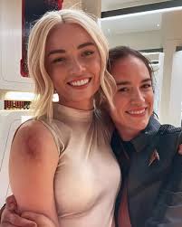 Melanie Scrofano (Captain Batel in SNW) did not treat meet like I am  seriously geoss or morally bankrupt, even after I said to her, "pitter  patter, Captain!" She laughed. Photo was snapped,