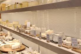 Taka Et Vermo Paris Fromagerie Fromage Shop Faubourg Saint Denis Fromagerie Saint Denis Fromage