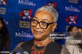 401 Les Robinson Photos & High Res Pictures