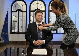 „smutné, k čemu je člověk schopen v této těžké době se snížit. ondráček a jeho sledující odsoudili protest s rakví, dalším pozitivně. Komentar Projevy Kubery A Vondracka Zustaly V Zemanove Stinu Expres Cz