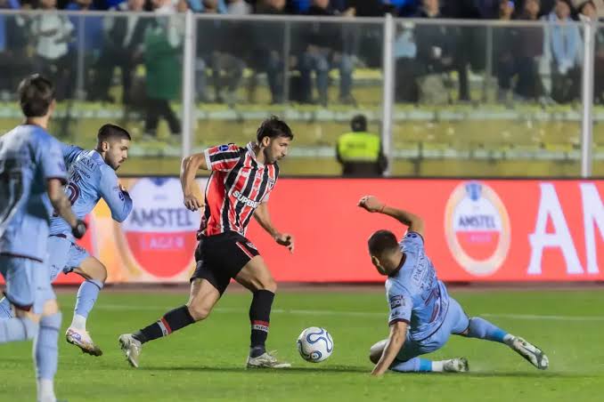 S&atilde;o Paulo segura o Bol&iacute;var e a altitude e empata pela Sul-Americana