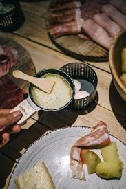La Raclette A La Bougie C Est Sans Electricite Mais Aussi Rapide Qu Un Appareil Classique Fondue Au Chocolat Recette Raclette Petits Plats
