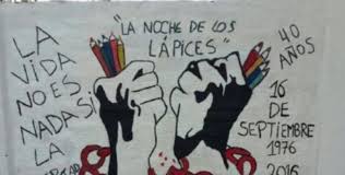 En septiembre de 1976, durante los primeros meses de la dictadura militar argentina, siete adolescentes de la ciudad de la plata son secuestrados, torturados y asesinados a raíz de sus protestas por el el film relata estos sucesos desde la voz y presencia de uno de los supervivientes. Se Realizara Una Actividad En Conmemoracion A Los 43 Anos De La Noche De Los Lapices