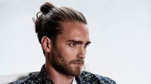 Ecco le migliori foto dei tagli capelli uomo del 2021 alla moda: Codino Uomo Come Creare Un Perfetto Man Bun Estetica It