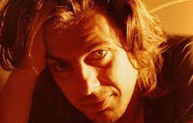 Στις 6 δεκεμβρίου του 1990, ο παύλος σιδηρόπουλος άφηνε την τελευταία του πνοή, σε ένα άγνωστο μέχρι τώρα σπίτι, κάποιας φίλης του στον νέο κόσμο. San Shmera 27 07 1948 Paylos Sidhropoylos Mousikes Ebeeries