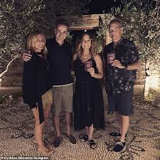 They remained in lockdown in australia until they recovered, and now the couple is trying to help people who got the virus. Tom Hanks Und Rita Wilson Haben Sich Die Burger Von Griechenland Aktuelle Boulevard Nachrichten Und Fotogalerien Zu Stars Sternchen