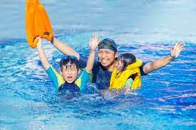 Tidak hanya sekadar menyenangkan, berenang ternyata juga memiliki banyak sekali manfaat dan keuntungan bagi tumbuh kembang anak. Mau Ajak Anak Berenang Di Kolam Renang Umum Perhatikan Dulu 6 Hal Berikut Womantalk