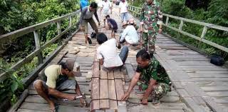 Sikap gotong royong dalam suatu masyarakat menyebaban rasa sosial yang tinggi, contohnya saja pada saat terjadi bencana alam dimana semua panen raya adalah sebuah kegiatan gotong royong yang melibatkan semua elemen masyarakat di daerah pedesaan. 780 Gambar Animasi Gotong Royong Di Rumah Terbaru Gambar Rumah