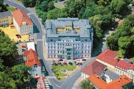 Das erzgebirge bei teplice ist ein mittelgebirge und bildet die natürliche grenze bei teplice zwischen sachsen und böhmen. Kurhaus Kaiserbad Bad Teplitz Lazne Teplice Tschechien Kuren24 Com