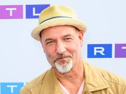 Simon Cowell loopt boos weg bij auditie van man die portret schildert met  geslacht