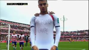 Liste des joueurs de football. Pourquoi Les Joueurs N Ont Pas Le Droit De Retirer Leur Maillot Apres Un But Besoccer
