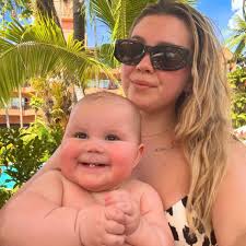 Lisa Ajax visar upp 9-månader gamla dottern Junie