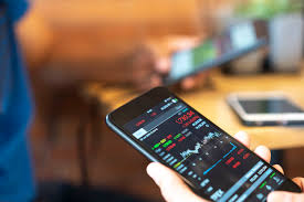 While those are not exactly shares of stock, many options trade based on stock price movements, so tastyworks earns a mention on this list. Top 4 Apps For Forex Traders