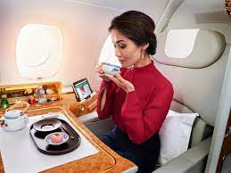 Given how huge the lounge is, it's actually basically a mirror image of itself — both sides of the concourse have roughly the same amenities. Emirates A380 First Class Kabinenausstattung Emirates Deutschland