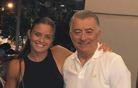 Η οικογένεια κανελλοπούλου είναι εδώ και πολλά χρόνια άρρηκτα συνδεδεμένη με το τένις. Kwstas Sakkarhs Xaroymena Gene8lia Maria Se Agapw Toso Poly