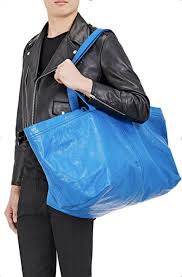 Die Nachhaltige Ikea Bag Wird Jetzt High Fashion Blaue Tasche Nachhaltige Mode Balenciaga
