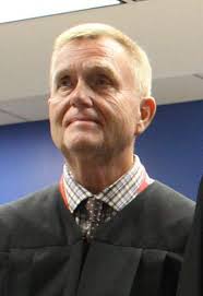 Lundell announces resignation from bench