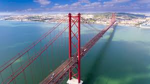 Blick vom flugzeug auf die brücke. Ponte De 25 Abril Hangebrucke In Lissabon Infos Tipps 2021