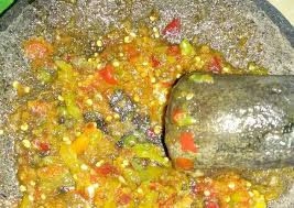 2 biji ayam goreng, 6 buah cabe rawit / sesuai selera, 1 biji bawang putih, 1 sdt minyak goreng bekas menggoreng ayam, 1 lbr daun jeruk, buang batangnya, secukupnya garam. Resep Sambal Bawang Mentah Ayam Geprek Resep Masakan Makanan Terkini Resep Minuman Viral Resep Enak Lezat Mudah Murah