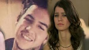 Beren saat, 2004 yılında hayatını kaybeden ilk aşkı efe güray'ın her doğum gününde paylaşım yapmayı unutmuyor. Beren Saat Efe Aski Beren Saat In Ilk Aski Efe Kimdir