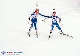Populārs ir arī biatlona vasaras variants, kurā slēpošanas vietā sportisti brauc ar rollerslēpēm vai skrien. Cesky Biatlon Pekne Napinava Stafeta Dnes Holky V Facebook