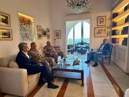 أرسلان إختتم زيارته إلى موسكو بغداء أقيم له في السفارة اللبنانية إختتم رئيس  الحزب الديمقراطي اللبناني طلال أرسلان والوفد المرافق زيارتهم إلى روسيا  الإتحادية، حيث أُقيمت مأدبة غداء لأرسلان في مقر السفارة