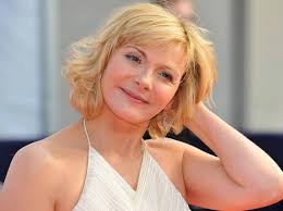 With a bit of product. Chic Short Cut For Older Women Over 50 Kim Cattrall S Short Blonde Hairstyle Hairstyles Weekly