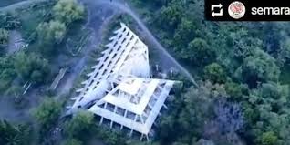Jika dulu, lekat dengan lawang sewu yang angker, maka sekarang menjadi salah satu tujuan wisata jawa tengah yang menarik. 6 Fakta Ruang Bawah Tanah Lawang Sewu Salah Satu Tempat Terangker Di Dunia Merdeka Com