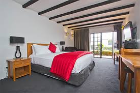 It also offers an outdoor pool and a jacuzzi. Knight S Inn Motel