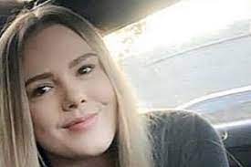 Monica elizabeth young, de 23 años, compareció frente a un juez del tribunal de distrito de nueva gales del sur con el apoyo de su abuela dawn el lunes. Teacher Monica Young Pleads Guilty To Sexually Assaulting 14 Year Old Student Abc News