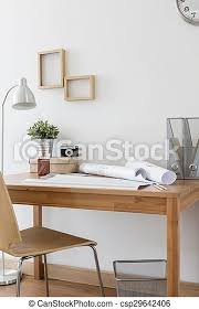 Un bureau droit moderne, au style design, laqué blanc brillant. Simple Chaise Bois Bureau Bureau Simple Image Bureau Bois Maison Chaise Canstock