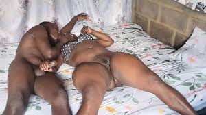 karısı fena azgın, sabahın erken saatlerinde yatağı yoğun bir şekilde  ıslatarak orgazmı heyecanlandırıyor Porno 7DAK farkıyla izle