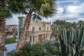 John taylor tiene el placer de ofrecer en venta esta magnifica casa situada en san andrés de llavaneras, barcelona. Pin En Chalets De Lujo Y Villas En Venta
