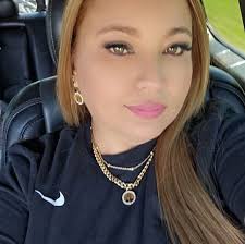 Hilario aquí con su bocina nos cantará una hermosa canción. Lo bueno es q  puede ponerle el efecto del echo al micrófono así suena como a él tanto le  gusta para cantar