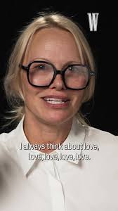 ¿El amor está en el aire para Pamela Anderson y Liam Neeson?