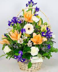 Imagini Pentru Cos Flori Aniversare Floral Floral Wreath Wreaths