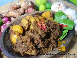 Rendang buatan mereka agak kecokelatan dan daging agaknya masih keras.tips memasak rendang yang empuk sebenarnya dimasak jangan menggunakan api besar. Resep Rendang Daging Sapi Indonesian Beef Rendang Denia Kitchen