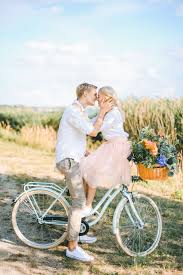 Lovestory Engagement Couple Shooting And Outfit Idea For Summer Rose Tulle Skirt And Bicycle With Flowers Fotoshooting Paar Verlobungsfotos Verlobung Fotos