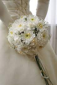 Daisies are a nice addition to roses, cornflowers, delphinium and harebell. 1001 Brautstrauss Ideen Fur Ihre Romantische Hochzeit Daisy Bridal Bouquet Wedding Bouquets Chrysanthemum Wedding Bouquet